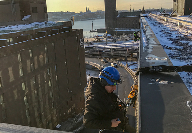 Snöskottning och röjning av istappar på höjd