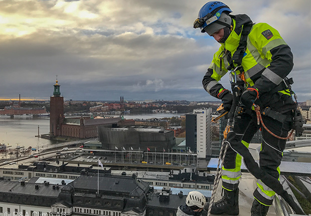 montera demontera säkerhetsanordningar på tak