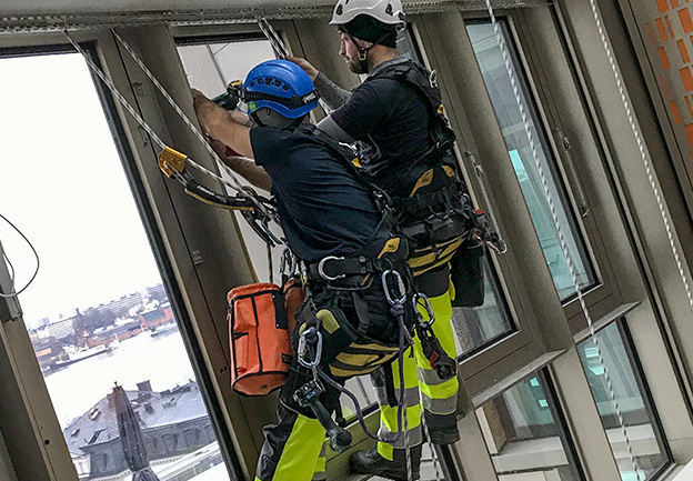 reparbete rope access underhåll och rengöring på höjd